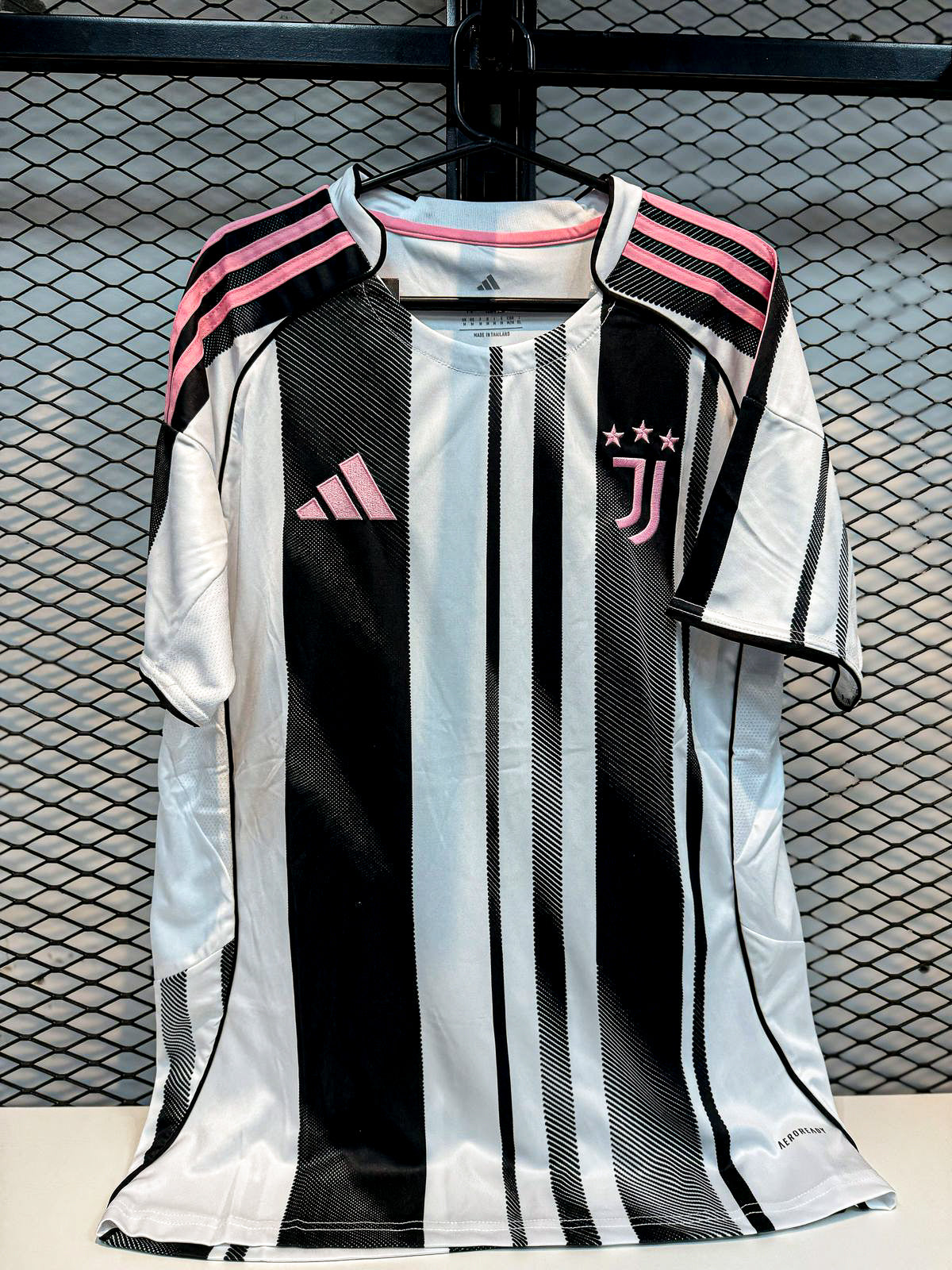 Camisa Juventus 2024 com Detalhes Rosa – Premium Tailandesa